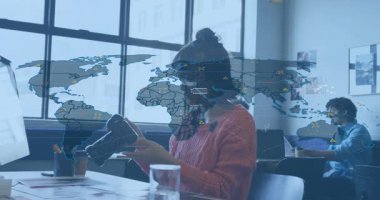 DSLR lenslerini inceleyen fotoğrafçı küresel analitikler için veri düğümleri oluşturan haritayı ortaya çıkardı. Yaratıcı, profesyonel, teknoloji, işbirliği, yenilik, dijital, modern