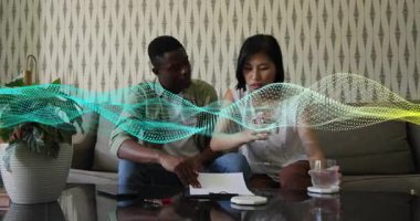 Kanepe doldurma formuna yaslanmış su içen çift kredi değerlendirmesini gösteriyor. İşbirliği, tartışma, modern, rahat, iletişim, boş zaman, ev