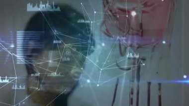 Tıbbi profesyonel bakış açısını holografik ağa kaydırmak, klinik veri grafiklerini analiz etmek. Sağlık, teknoloji, yenilik, araştırma, analitik, dijital, bilim