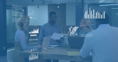 İş arkadaşları masanın etrafında dizüstü bilgisayarı yazan bir kadınla toplanıyor iş verilerini görüntülüyorlar. İşbirliği, analitik, yenilik, takım çalışması, dijital, modern, strateji