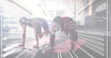 Pembe paspaslar üzerinde fitness ikilisi kalasları çalıştırıyor ve sırayla dizlerini ölçülerle örtüyor. Fitness, egzersiz, eğitim, dijital arayüz, performans, güç, motivasyon