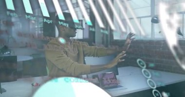 Adamın biri VR kulaklığa yerleşiyor ve bar grafiklerinden dönen dünyaya doğru yön değiştiriyor, gösterge panelini birleştiriyor. Teknoloji, yenilik, veri, görselleştirme, gösterge paneli, analitik, fütürizm