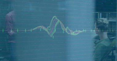 Dalga biçimi atarken, yaşlı adam türbin yerleştiriyor, hava akışı yapıyor, kadın enerji tasarımı için yazı yazıyor. Teknoloji, yenilik, işbirliği, sürdürülebilirlik, modernleşme, verimlilik, iletişim