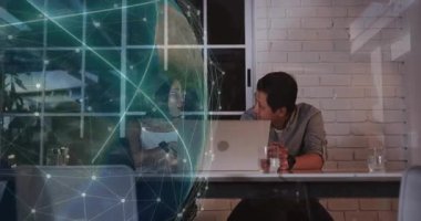 Ofis ekibi dijital dünya çıktıktan sonra masaya yaslanıyor, ağ verileri üzerinde işbirliği yapıyor. İşbirliği, takım çalışması, yenilik, dijital teknoloji, iletişim, profesyonellik