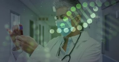 Kapaklı test tüpünü kaldırıyorum, tıp doktoru sarmal dönerken kan örneklerini inceliyor. Genetik, laboratuvar, tanı, klinik, sağlık, araştırma, modern