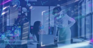 Maskeli kurşun, sağdaki yol gösterici analiste yaklaşıyor. Ekranda finansal çizelgeler olarak yazıyor. İşbirliği, takım çalışması, şirket, modern, profesyonel, veri görselleştirme, dijital finans