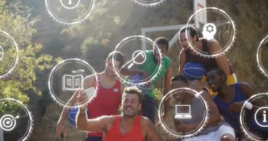 Grup telefonları yükselterek selfie çekerek dağ yamacında bisiklet sürmeye başlayan ikonlar oluşturuyorlar. Takım arkadaşları, yoldaşlık, açık hava eğlencesi, spor, kaynaşma, enerjik, gençlik dolu