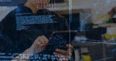 Yetişkin bir kadın tablet ekranı tıklatıyor ve teknolojik verileri yönlendirmek için dönen kod görselleri üretiyor. Teknoloji, yenilik, veri, dijital, fütürizm, yapay zeka, arayüz