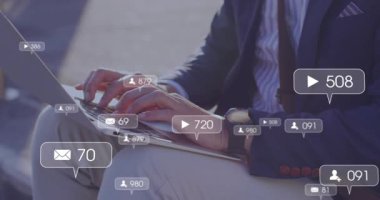 Olgun iş adamı dizüstü bilgisayarda yazmaya başlıyor. Pazarlama oyunu posta kullanıcısı sayısı artıyor. Profesyonel, kentsel, canlı, dijital, bağlantı, üretkenlik, teknoloji