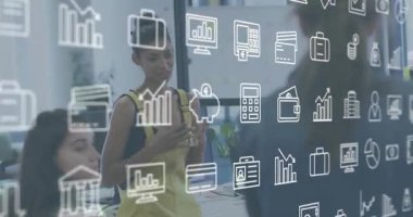 Sunucu cam panele çıkıp bar grafiğini gösterirken finans eğilimlerini anlatıyor. İşbirliği, sunum, veri görselleştirme, profesyonel, takım çalışması, dijital, analitik