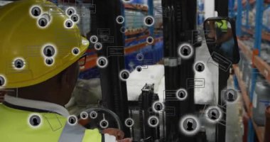 Forklift operatörü tekerleği kavrıyor ve koridor kaldırma paletine doğru sürüyor, veri simgeleri sürükleniyor. Sanayi, lojistik, ulaşım, güvenlik, otomasyon, verimlilik, depo