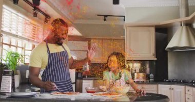 Beşlik çakma ve barut patlaması, baba ve kızın yemek demosunda sos yaymaya devam etmesi. Aile, yemek pişirme, yenilik, canlı, bağlantı, kutlama, aşçılık