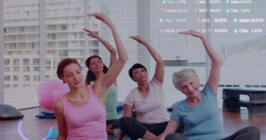 Dört kadın eğitmen sırasını takip ediyor. Dalgalar halinde kollarını kaldırıyor, veri tabloları stüdyonun akışına rehberlik ediyor. Sağlık, fitness, grup, denge, esneklik, farkındalık, modern