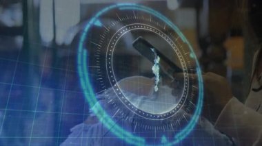 Kafedeki battaniye demetinin üzerine telefonu kaldıran kadın, eğitim için titreşen teknoloji tarama halkalarını gösteriyor. Gelecek, teknoloji, yenilik, dijital, gözlemsel, çevresel, gelişigüzel