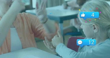 Öğretmen rehber öğrenci sınıflarda imza pratiği yapıyor yükselen tezgahlarla sosyal simgeleri sergiliyor. Eğitim, iletişim, akıl hocalığı, öğrenme, rehberlik, etkileşim, dijital