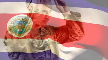 Dijital bayrak dalgalanırken askeri asker resmi duruşu tutarak el kaldırıyor. Vatanseverlik, disiplin, dayanıklılık, birlik, profesyonellik, güç, multimedya