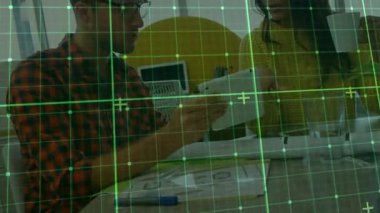 Adam satış verilerini incelemek için tableti meslektaşına götürüyor, toplantı masasının üstündeki bar çizelgelerini canlandırıyor. İşbirliği, takım çalışması, yenilik, modernlik, iletişim, dijital, profesyonel