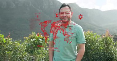 Terasta duran adam siber güvenlik demosu sırasında UI simgelerini bozan kırmızı güvenlik kaplamasında kayboluyor. Teknoloji, siber güvenlik, dijital, güvenlik, yenilik, açık hava, modern