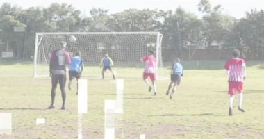 Kırmızı çizgili forvet serbest atış yaparak gol atmayı hedefliyor, spor rotasını ve gol ikonunu gösteriyor. Atletizm, takım çalışması, zafer, açık hava, rekabet, sportmenlik, dostluk