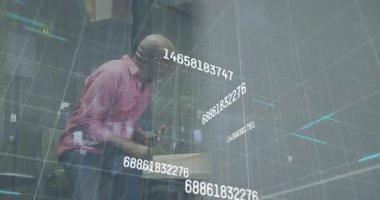 Adam telefonu kontrol ediyor ve kadın teknik toplantıda bilgisayarı kaydırıyor. İncelemedeki hologramlara tepki veriyor. İşbirliği, yenilik, dijital, analitik, takım çalışması, modern, profesyonel