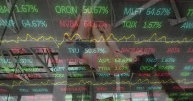 Dişi tırmanıcı halatı kavrıyor, üst üste bindirilmiş stok çizgisi grafiklerine tırmanıyor performansı takip ediyor. Atletik, güç, kararlılık, yenilik, performans, dijital, modern