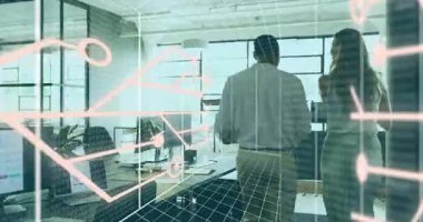 İş arkadaşları, kutuları taşırken ve hologram ızgarası ile belgeleri incelerken el kol hareketi yapıyorlar. İşbirliği, takım çalışması, yenilik, modernlik, teknoloji, çalışma alanı, iletişim