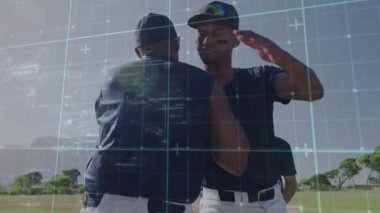 İki siyah formalı beyzbol oyuncusu sahaya ayak basıyor ve sportmenlik zincirine başlarken el sıkışıyor. Atletizm, takım çalışması, yoldaşlık, rekabet, açık hava, canlı, birlik