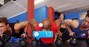 Spor salonunda yorum sayacının yükseldiğini görselleştirirken kettlebell şınav çeken üç adam. Güç, takım çalışması, fitness, egzersiz, motivasyon, atletizm, eğitim