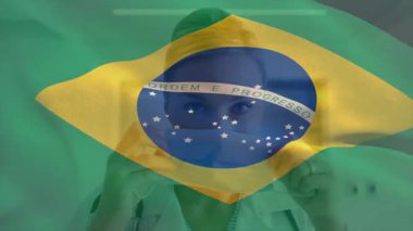 Arkasında şeffaf bayrak olan tıbbi profesyonel kaldırma maskesi korunmak için. Sağlık, güvenlik, vatanseverlik, profesyonellik, hijyen, ergonomik, tıbbi