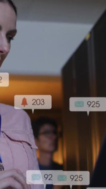 Sunucu odasında dizüstü bilgisayar kullanan beyaz kadın mühendis üzerine sosyal medya simgelerinin animasyonu. Sosyal medya ağı ve iş veri depolama teknolojisi kavramı