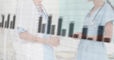 Doktorlar çizelgeleri değiştirip istatistikleri sağlık verilerini gözden geçirmek için genişleyen animasyon çubuğu grafikleri olarak tartışıyorlar. Klinik, takım çalışması, iletişim, veri görselleştirme, sağlık hizmetleri, işbirliği, profesyonel