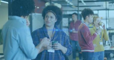 Akıllı telefonu dinleyen ve iş yerinde kahvesini yudumlayan bir iş arkadaşı olarak çizelgeyi gösteren bir iş arkadaşı. İşbirliği, ağ oluşturma, iş yeri, gündelik, iletişim, profesyonel, yoldaşlık