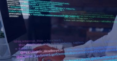 Geliştirici, elleri tuşlara yerleştiriyor ve JavaScript kodunu yazarak web uygulaması için kaydırma yapıyor. Teknoloji, yazılım, kodlama, programlama, üretkenlik, modern, dijital