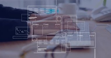 Kadının elleri klavye tuşlarına basıyor ve canlı teknik analiz için yüzen sayısal panelleri çalıştırıyor. Veri görselleştirme, dijital analiz, iş zekası, geleceksel arayüz, ui tasarımı