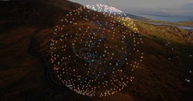 3D veri küresini başlatan dairesel haleler kıtaları ortaya çıkarmak için dönen noktalar ve çizgiler oluşturuyor. Coğrafya, teknoloji, dijital, yenilik, analiz, bağlantı, gelecekçilik