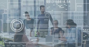 Takım arkadaşının dizüstü bilgisayarı göstermesi üzerine, meslektaşlar iş analizlerini güncelleyen arayüz olarak tartışıyorlar. İşbirliği, takım çalışması, yenilik, veri görselleştirme, modernleşme, iş stratejisi