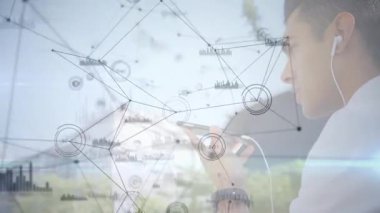 Yetişkin erkek akıllı telefon dinleme ekranını teknolojiyle örtüyor. Nabız analizi verileri. Teknoloji, bağlantı, iletişim, yenilik, dijital, veri, kentsel