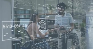 Tableti tıkırdatan bir adam ve çizelgelerle dönen bir kadın ofis incelemesi için el sıkışma sona eriyor. İşbirliği, takım çalışması, dijital, analitik, profesyonellik, kurumsal, iletişim