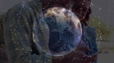 Akıllı telefonu olan çift, küresel ağ teknolojisini göstermek için Dünya Ağı 'nı değiştirmeye başladı. Teknoloji, bağlantı, iletişim, yenilik, açık hava, gündelik, canlı