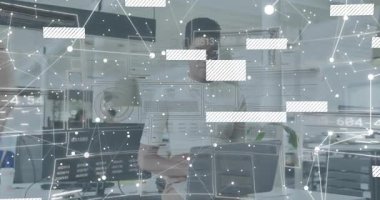 Bilgisayarda yazan ve düğümleri başlatan masa çalışanı veri ağını görselleştiren kaydırma bloklarını yüklüyor. Teknoloji, dijital, yenilik, modern, bağlantı, veri, ağ