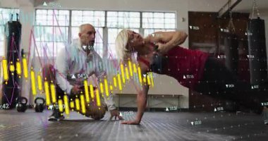 Spor salonu istemcisi yan kalas sırasını kettlebell kullanarak başlatıyor, antrenör tableti kontrol ediyor. Temsilci üst üste biniyor. Spor, güç, antrenman, atletik, dayanıklılık, çekirdek, egzersiz