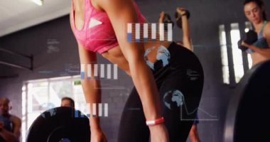 Halteri tutan orta yaşlı kadın spor salonunda dijital performans ölçümlerini başlatıyor. Spor, güç, egzersiz, eğitim, spor, sağlık, performans