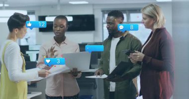 Bilgisayarda sunum yapan ve kağıt dağıtan iş ekibi sosyal simgelerin artan iz sürme büyümesine neden oluyor. İşbirliği, takım çalışması, dijital, iletişim, üretkenlik, modernlik, katılım