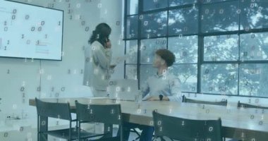 Kadın bitirme çağrısı ve iş raporları için dizüstü bilgisayarları güncelleyen çalışma arkadaşlarının yanına yürüme. Profesyonel, işbirliği, takım çalışması, ofis, modern, iş dünyası, iletişim