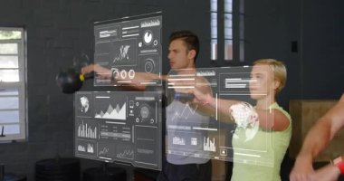 Spor salonunda sallanan su ısıtıcıları, yeni ortakların ön zamlara katıldığı haritaları gösteren panelleri etkinleştiriyor. Grup çalışması, fitness eğitimi, dijital arayüz, güç egzersizi, takım egzersizi, modern spor salonu.