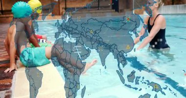 Koç çırpınarak tekme atıyor, net harita büyüyen ağ simgelerini örtüyor, çocuklar eğitim için tekmeliyor. Açık havuz, su aktivitesi, dijital arayüz, öğrenme, takım çalışması, dinlenme, güneşli ortam