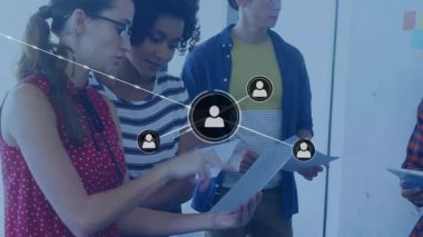 Planlama sırasında tablet tıklaması kullanıcı simgelerinin çerçeve boyunca ağa bağlanmasına neden oluyor. İşbirliği, yenilik, beyin fırtınası, dijital bağlantı, takım çalışması, modern