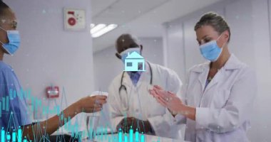 Sağlık personeli tezgahtan örnek konteynır dağıtıyor, içgörü için sağlık veri simgelerini canlandırıyor. Sağlık, takım çalışması, yenilik, tanı, veri görselleştirme, profesyonel, klinik