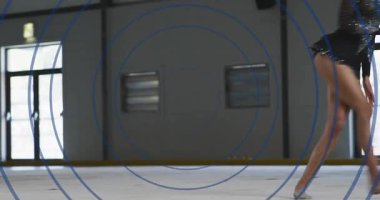 Ritmik jimnastikçi paspasa giriyor. Kurdele girdabıyla atlayıp sporda poz veriyor. Akrobasi, atletizm, akıcılık, zarafet, performans, disiplin, hareket