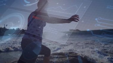 Kıyı kayalarına basan ve hareket eden, sanal çizelgeleri ve HUD örtülerini manipüle eden bayan sporcu. Fitness, teknoloji, yenilik, çeviklik, açık hava, görselleştirme, güçlendirme